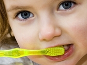 Qual é o melhor método para escovar os dentes de uma criança pequena?